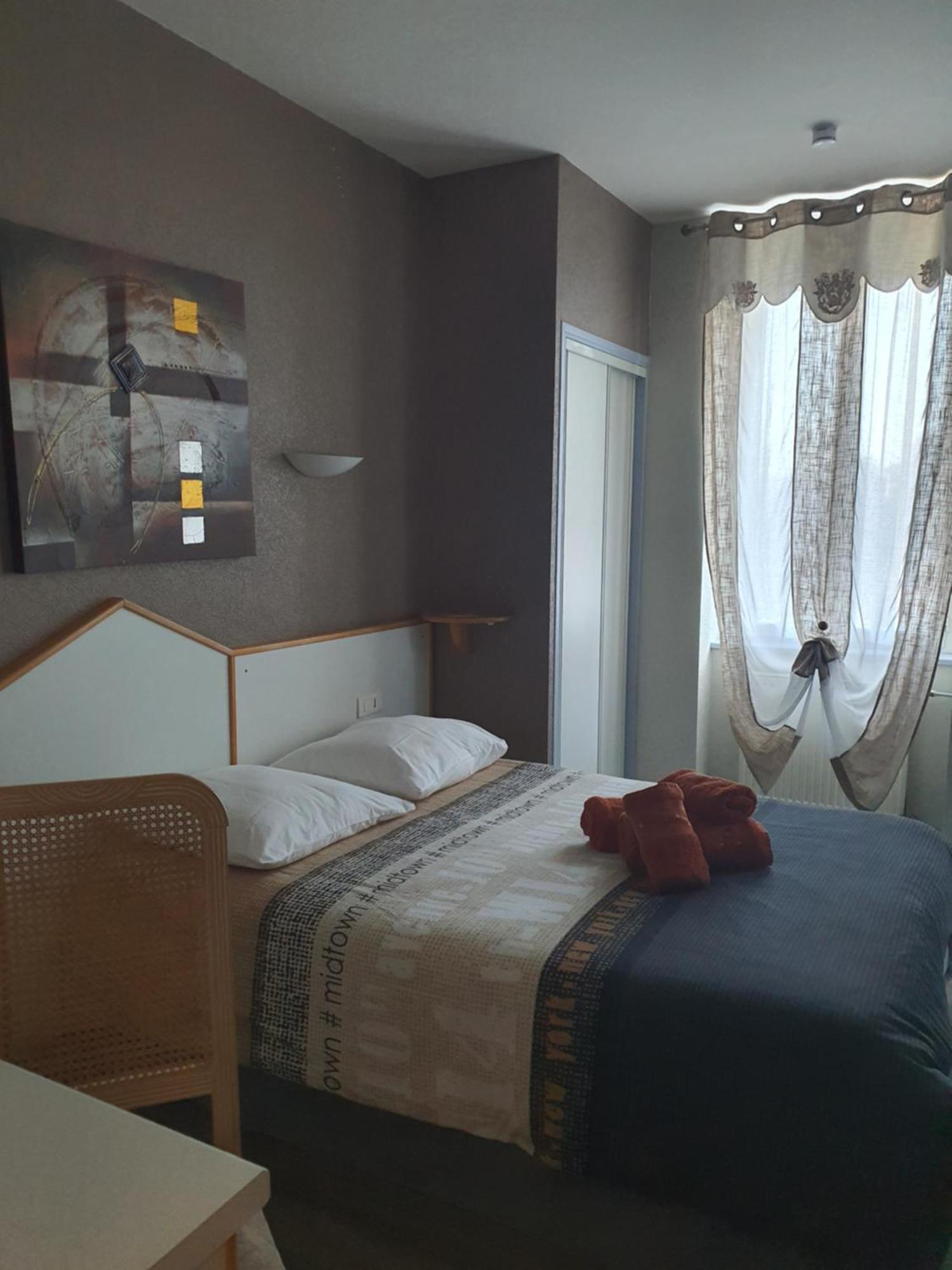 Hotel Du Centre Gueugnon Екстериор снимка